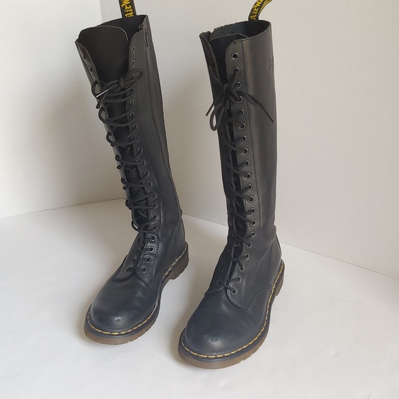 Dr. Martens Shoes - Doc Martens 1B60 20 eye boots